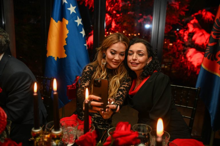 Vjosa Osmani takon Rita Orën: Sukseset e saj kthyen sytë e botës kah vendi ynë