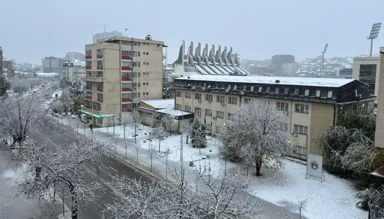 Bora mbulon kryeqytetin, ky është parashikimi i motit për fundjavë