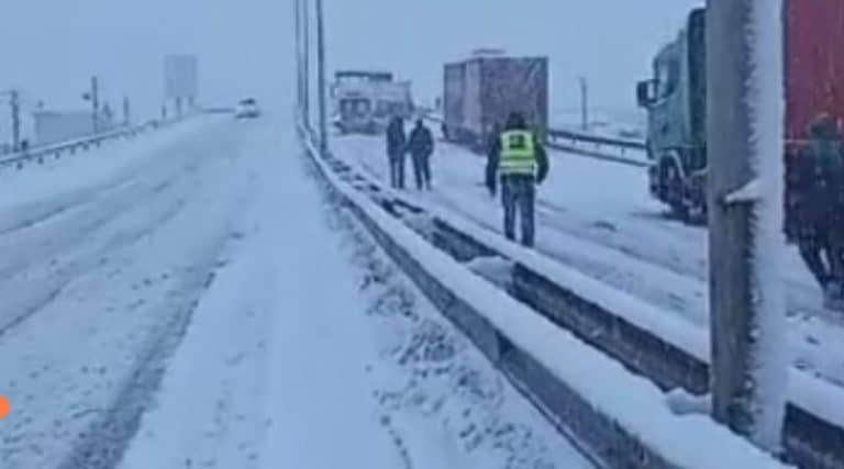 Bora i zë në “befasi” sërish, bllokohet rruga Prishtinë-Pejë