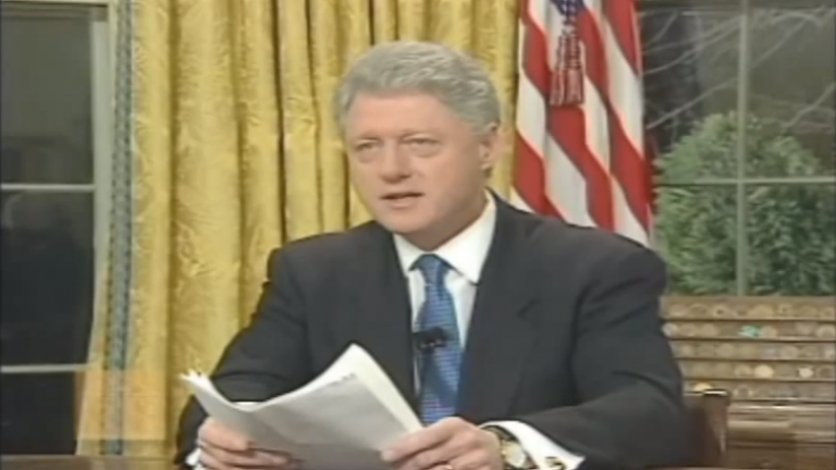 Momenti kur Bill Clinton dha urdhër për nisjen e bomardimeve të NATO-s mbi ushtrinë serbe