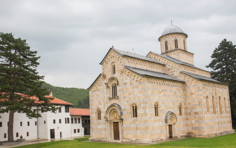 Historianët e Deçanit thërrasin konferencë pas vendimit të Kurtit për Manastirin