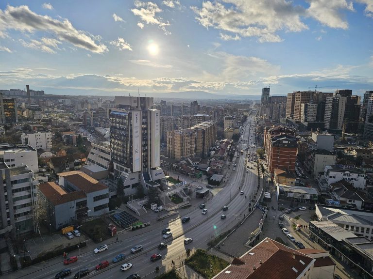 Shijojeni diellin: Temperaturat parashikohet të arrijnë deri në kaq gradë sot