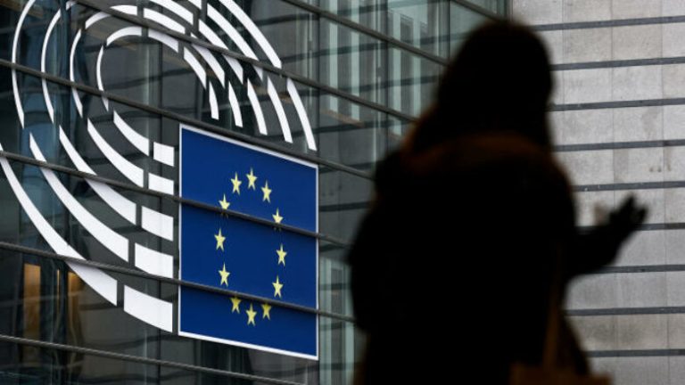 Policia bastis zyrat e Parlamentit të BE-së në hetimin për “Russiagate”