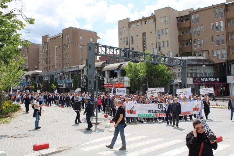 Qindra punëtorë në marshin protestues – Kryesindikalistët akuzojnë Qeverinë për mashtrim