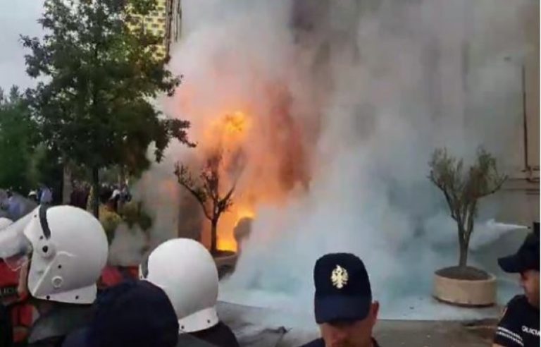 Opozita protestë para Bashkisë së Tiranës, hidhet sërish molotov