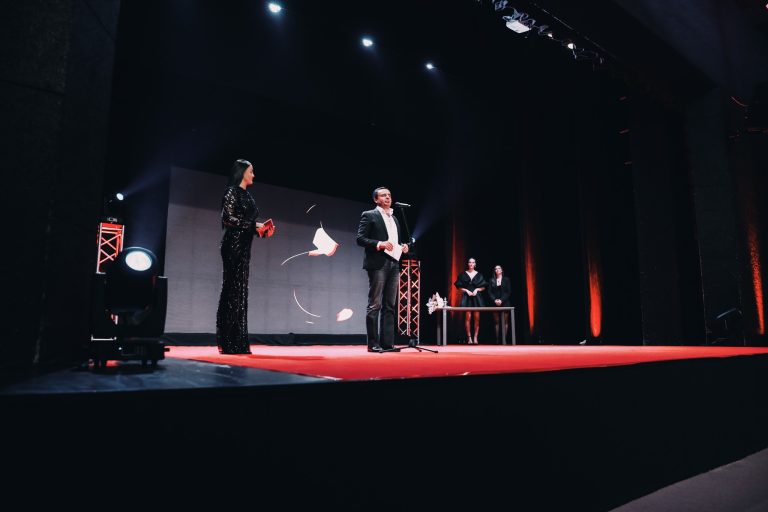 Prishtina International Theater Festival përfundon rrugëtimin e edicionit të tetë, çmimi kryesor shkon në Bosnje dhe Hercegovinë