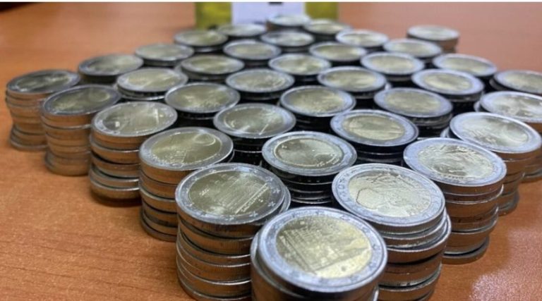 Konfiskohen mbi 2 mijë monedha 2 euroshe false në një market në Lipjan