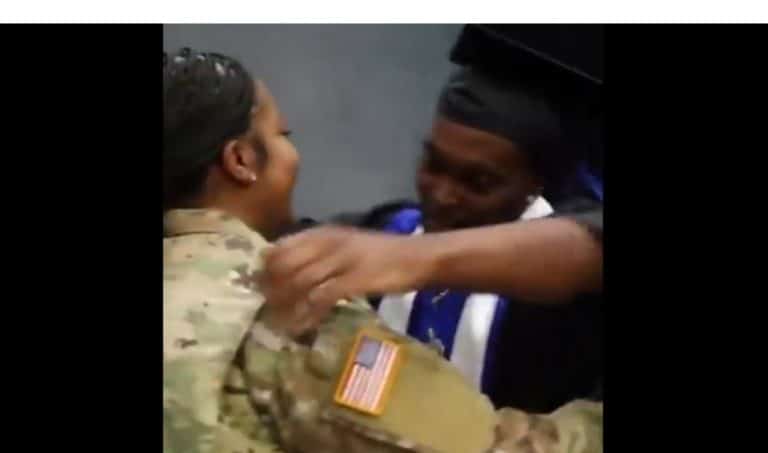 Emocionuese: Ushtarja e KFOR-it që shërben në Kosovë i shkon djalit në ditën e diplomimit në Universitet