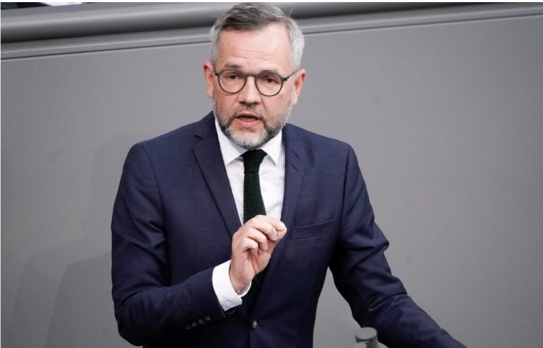 Roth-i thotë se është i zhgënjyer që Serbia po vazhdon glorifikimin e kriminelëve të luftës dhe mohimin e gjenocidit