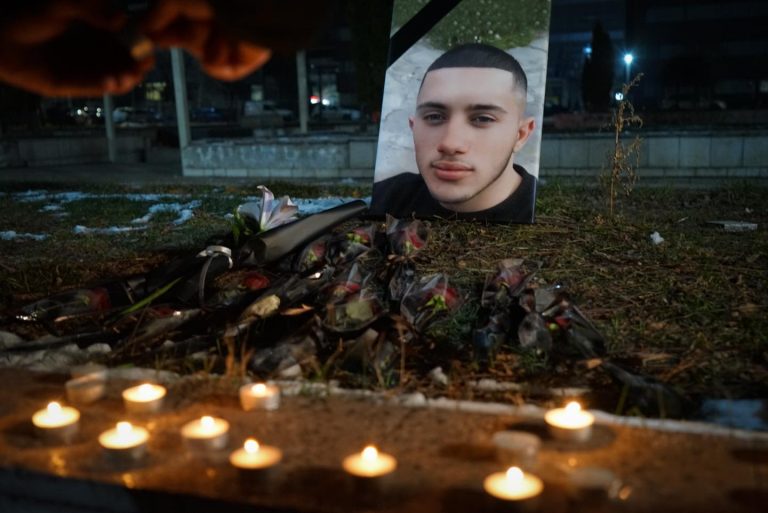 Vranë Lulzim Fejzullahun në Podujevë, familjarët e të burgosurve krenohen në rrjetet sociale