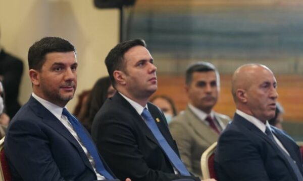 Temat e mëdha e kthejnë Kurtin tek opozita, darka e 13 majit si lutje për votë në Kuvend?