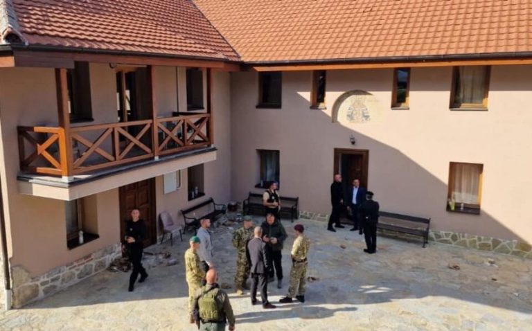 KFOR-i kishte negociuar tërheqjen e paramilitarëve nga Banjska – Çfarë thotë raporti i ICG-së