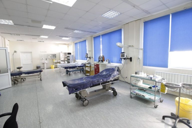 E rëndë: Vdes një grua në Spitalin e Prizrenit, familjari i saj dyshon që s’iu dha ndihma mjekësore me kohë