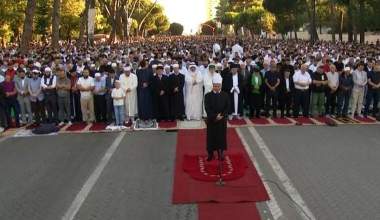 Besimtarët myslimanë në Shqipëri falin namazin në bulevardin “Dëshmorët e Kombit” në Tiranë