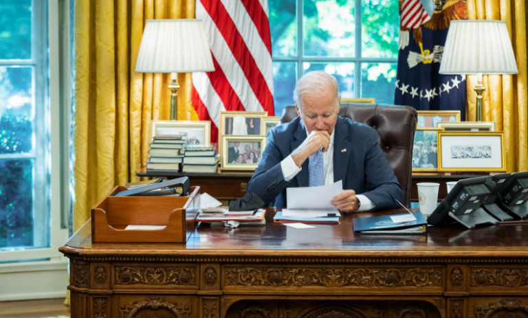 Joe Biden në kabinetin e tij mbanë medaljen e Kosovës për djalin e tij