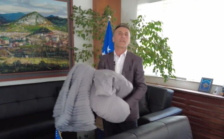 Lulzim Hetemi me çebe e jastak në dorë, i kallëzon Deutsche Welle-s: “Qe qitu kum flejt shtatë muaj ditë”