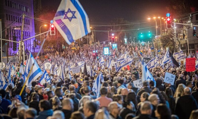 Protestë masive në Tel Aviv, kërkohet dorëheqja e Netanjahut