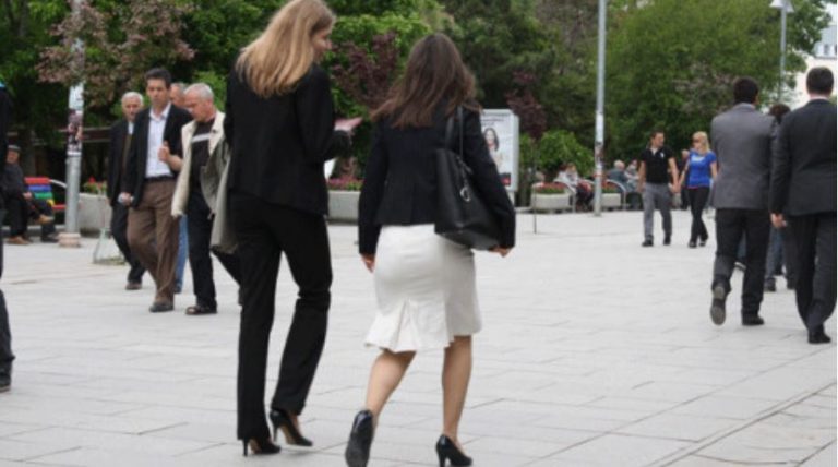 Sondazhi i IRI: Gratë kosovare nuk kandidojnë në politikë se preokupohen në rritjen e fëmijëve