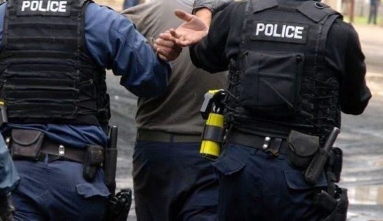 Arrestohen dy të dyshuar për dhunë në familje dhe mbajtje e armëve pa leje