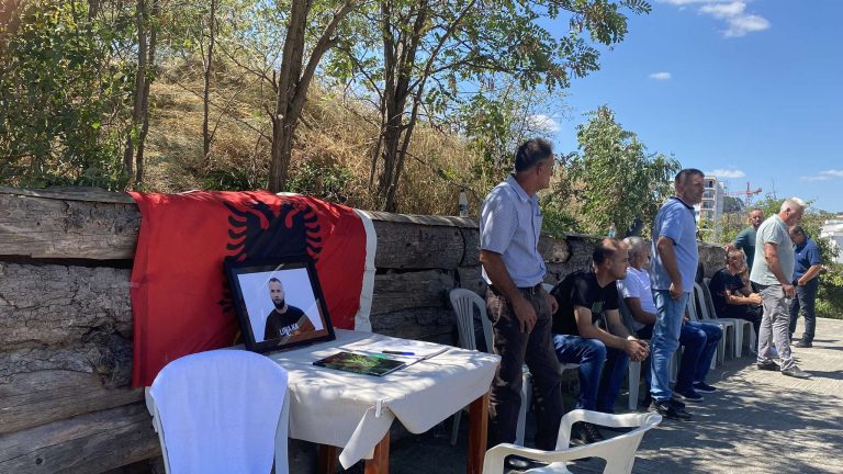 Flamuj e mbishkrime glorifikuese, qytetarët mblidhen para varrimit të Faton Hajrizit