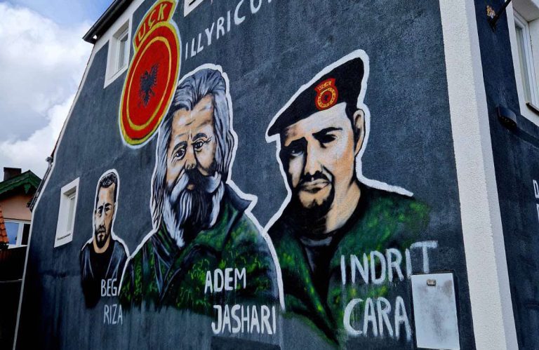 Serbët e denoncojnë shqiptarin që vendosi figura të UÇK-së në shtëpinë e tij në Gjermani