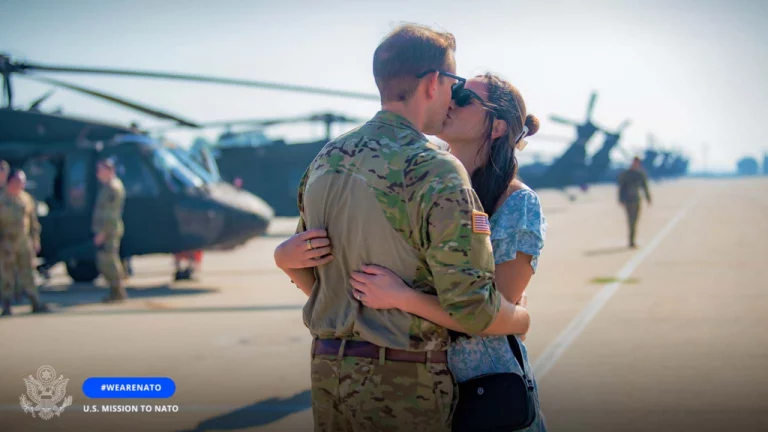 Ushtarët amerikanë u thonë lamtumirë familjarëve para nisjes për Kosovë