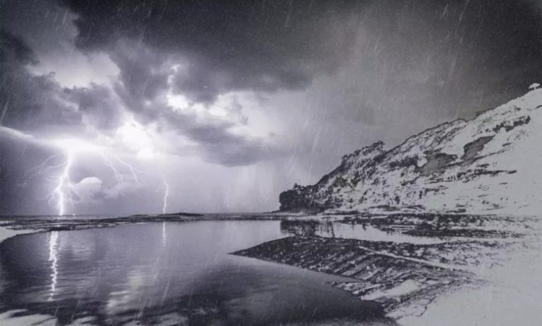 Pas pak fronti i fuqishëm, pritet të sjellë reshje të dendura shiu e bore, si dhe erëra të forta deri në 100 km/h