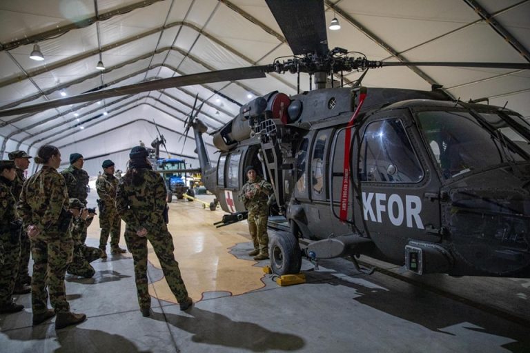 KFOR-i tregon helikopterët “Blackhawk”, njofton se ushtarët amerikanë dhe zviceranë kanë kryer stërvitje në Kosovë