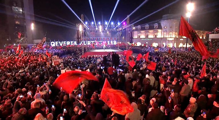 “Albin Baba, Albin Baba”, nuk i zë sheshi mijëra simpatizantë të VV-së në Prishtinë