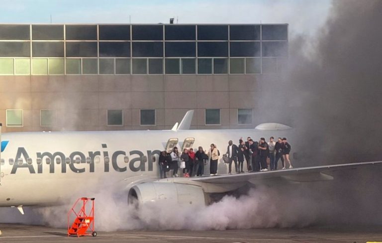 Merr flakë avioni i American Airlines në Denver