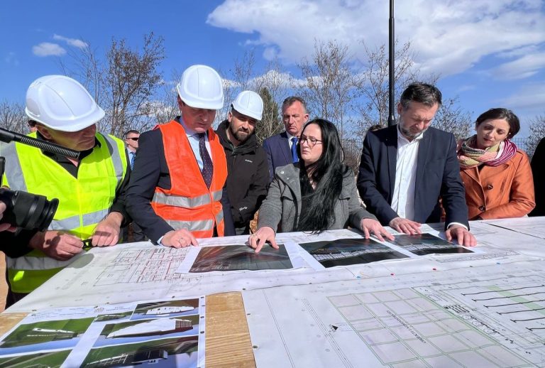 Pishina Gjysmë Olimpike në Deçan: Kryeministri Kurti Viziton Punimet