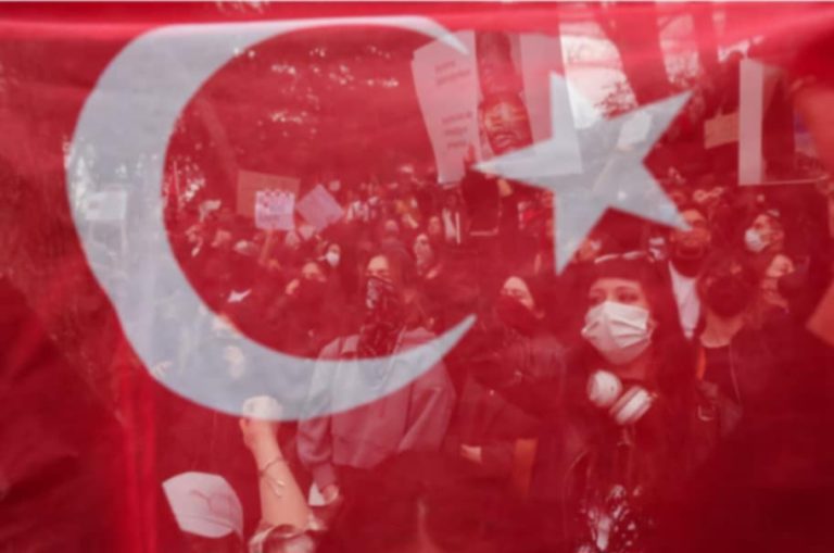 Turqit thonë do të vazhdojmë me protestat. Erdogan: Shfaqja do të mbarojë