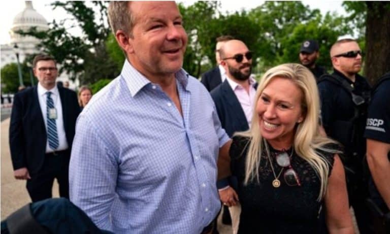 Kush deshi ta veshë me kostum Zelenskyn?