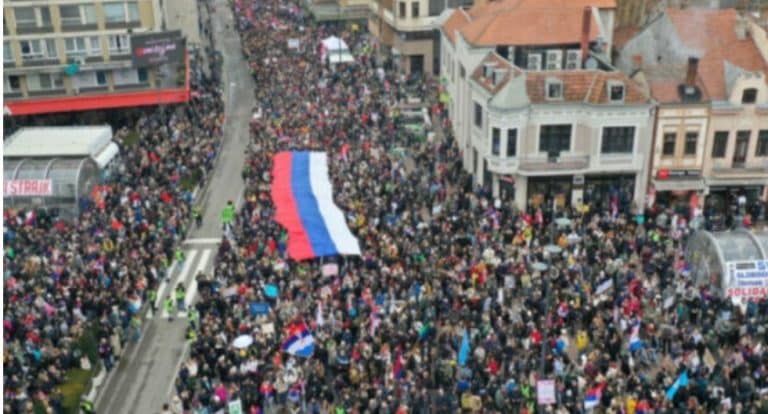 Protestë masive kundër Vuçiqit në Nish