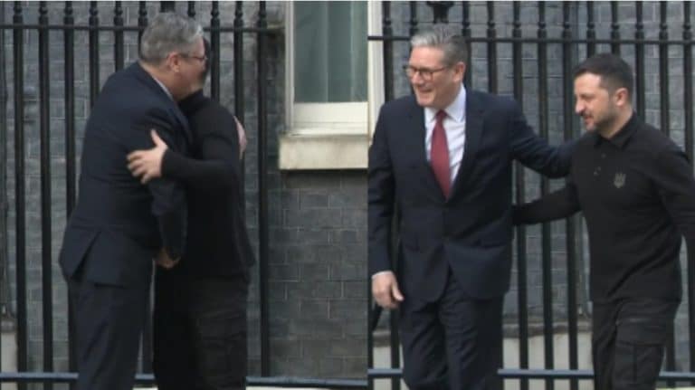 Pas tensioneve në Shtëpinë e Bardhë, Zelensky takon kryeministrin britanik – shkëmbejnë një përqafim të ngrohtë