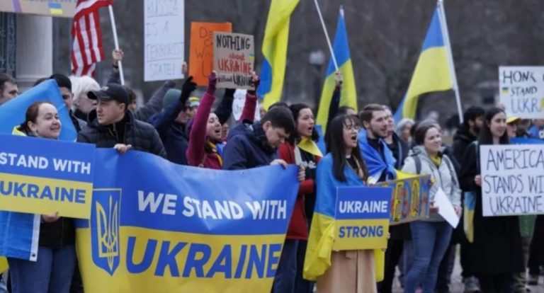 Protesta pro-ukrainase në të gjithë SHBA-në pas përplasjes Trump-Zelensky