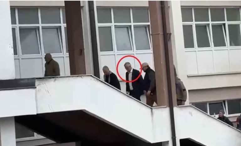 Qytetarët e presin me brohoritje, Hashim Thaçi i përshëndet me dorë qytetarët në oborrin e QKUK-së