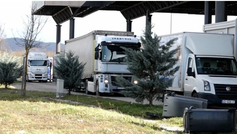 Kolona të gjata kamionësh, në Merdar, shoferët të mllefosur për ndalimin e importit në pikat e tjera kufitare me Serbinë