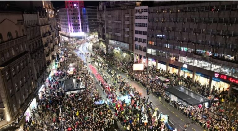 Mijëra qytetarë i mirëpresin studentët në Beograd në prag të protestës së madhe