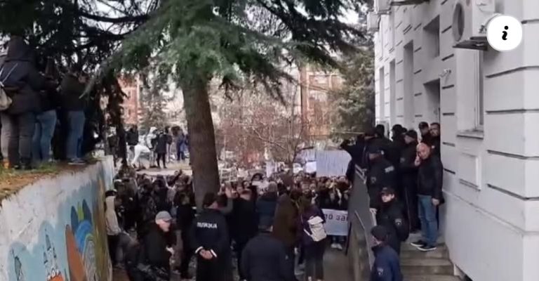 Protesta masive në Koaçan pas tragjedisë së rëndë: Sulmohen me gurë lokalet
