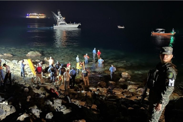 Avioni rrëzohet në brigjet e Karaibeve, pamjet kur nxirren të mbijetuarit