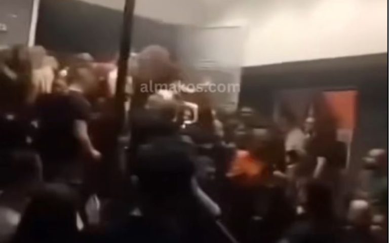 Pamje nga tragjedia në Koçan, të rinjtë ulërijnë teksa largohen