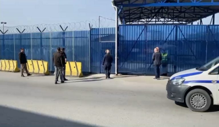 Hashim Thaçi e kaloi natën në hapësirat e EULEX’it në Fushë Kosovë, pamje kur vëllezërit i shkojnë për vizitë