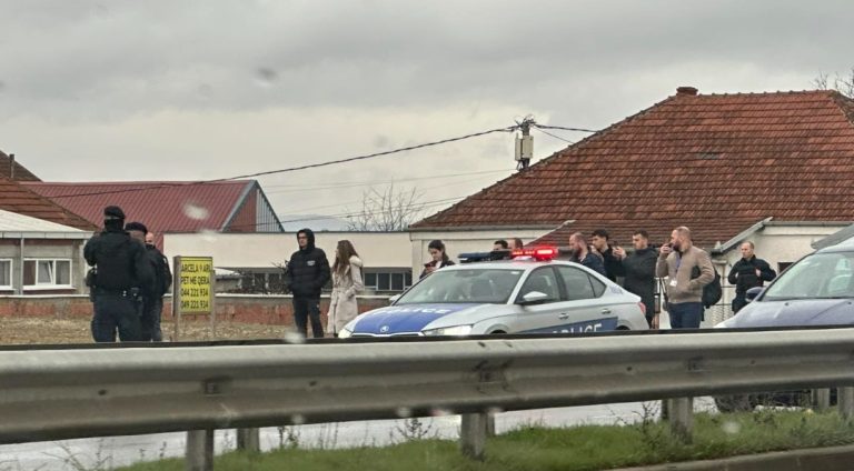 E dhimbshme: Momenti kur burri i gruas së vrarë në Vushtrri shkon në vendin e ngjarjes