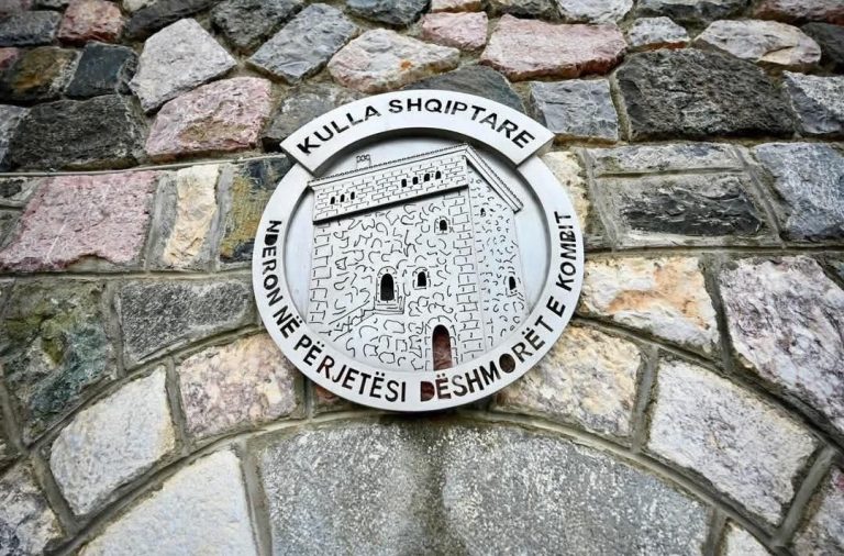 Kurti për luftën e Ramush Haradinajt dhe familjes së tij: Kulla qëndrese, zmbrapsën policinë serbe