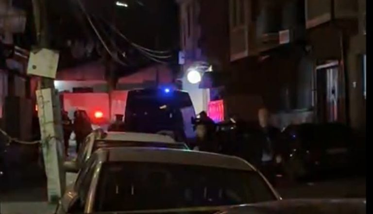 Vdes njëri nga të plagosurit nga gjuajtja me armë zjarri në Prishtinë
