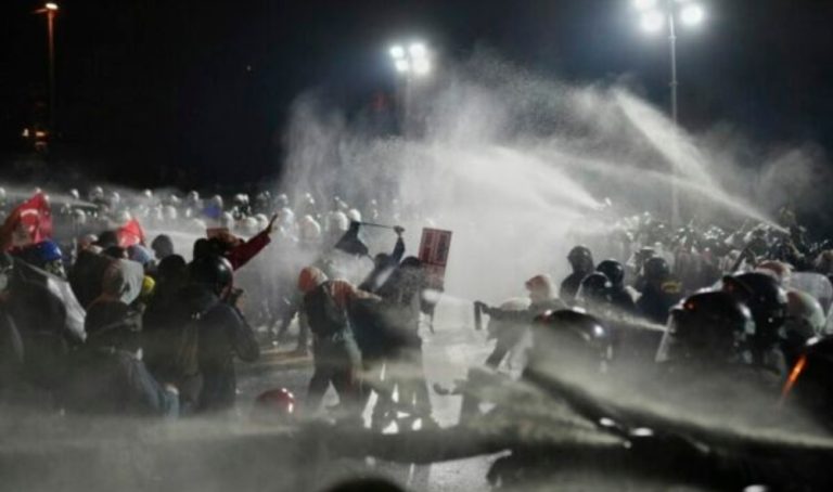 Në Turqi, policia përdori topa uji kundër studentëve