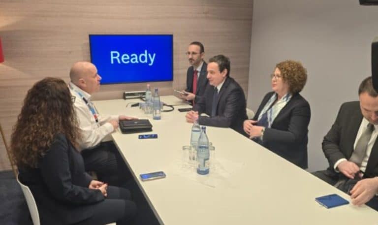 Kurti takohet me drejtorin e Bosch Rexroth në panairin e Hannoverit, e fton të vijë të investojë në Kosovë