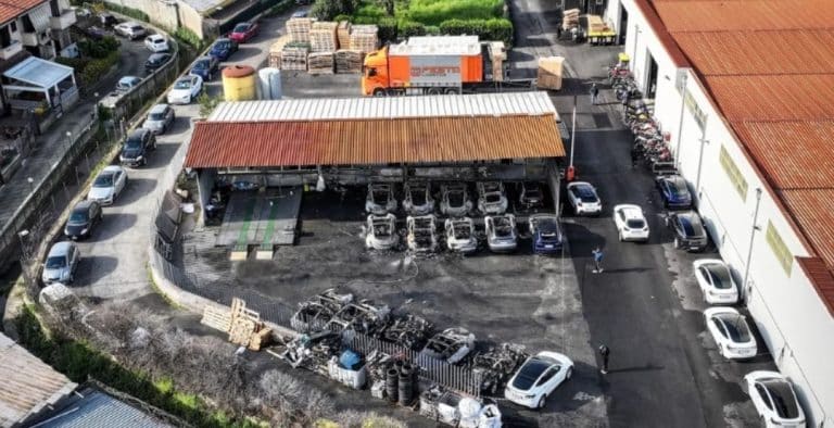 Zjarri shkrumbon disa automjete Tesla në Romë, hetime për zjarrvënie të qëllimshme