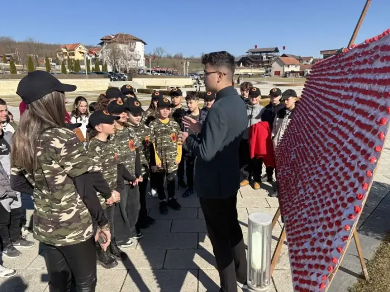 Emrat e 1 mijë e 432 fëmijëve të vrarë gjatë luftës vendosen si simbol në Prekaz